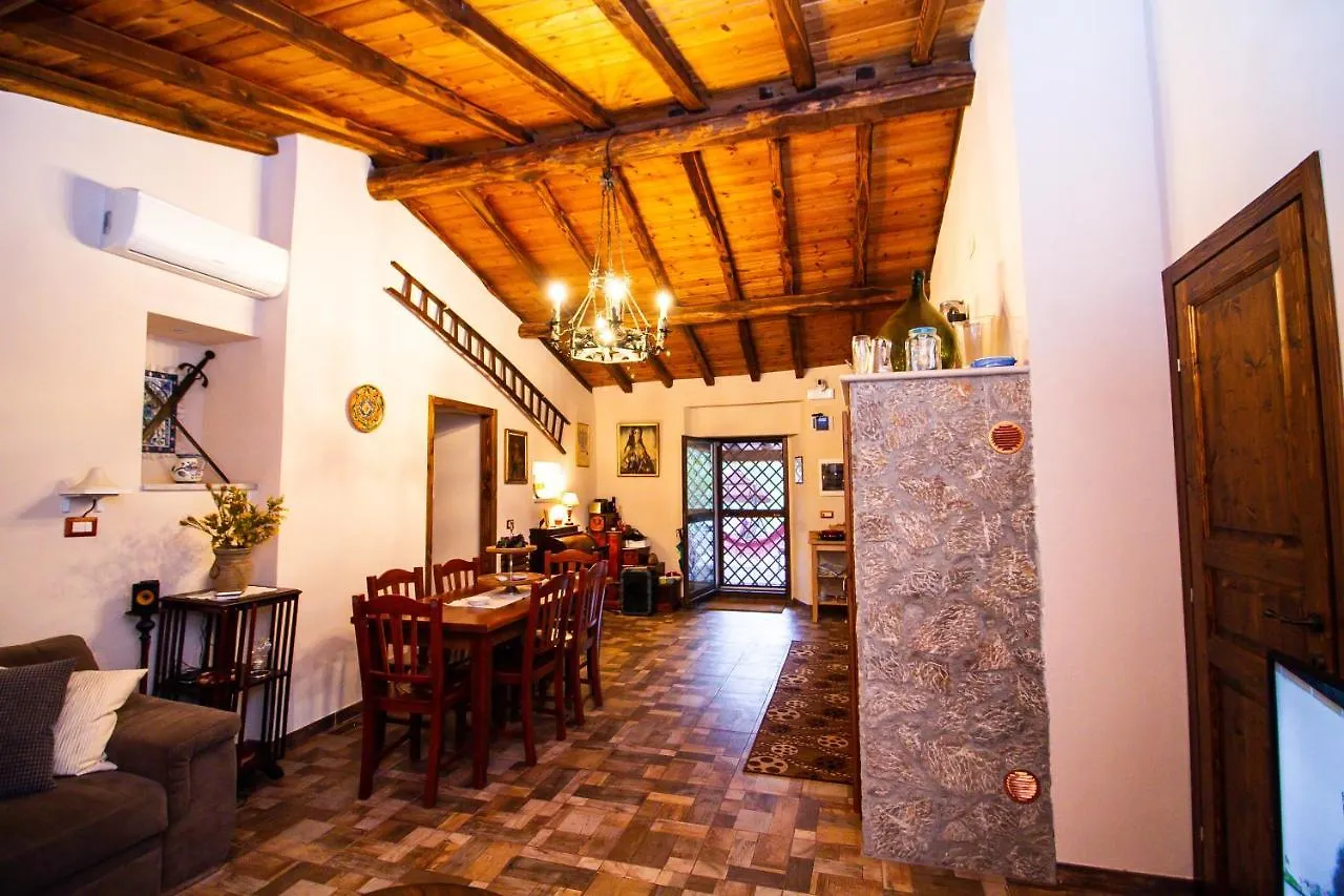 Le Muse Country House - Gole Alcantara Motta Camastra Orman Evi